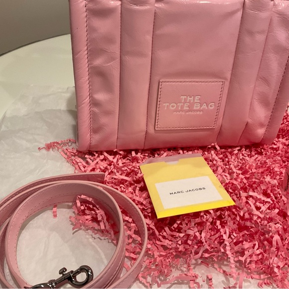 The shiny mini tote in bubble gum pink use one time too small for me. - Picture 4 of 5